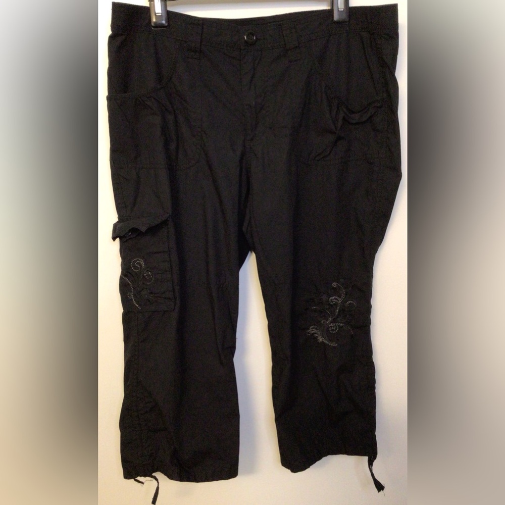 Basic edition ps black floral embroidered cargo ankle cropped pants size large